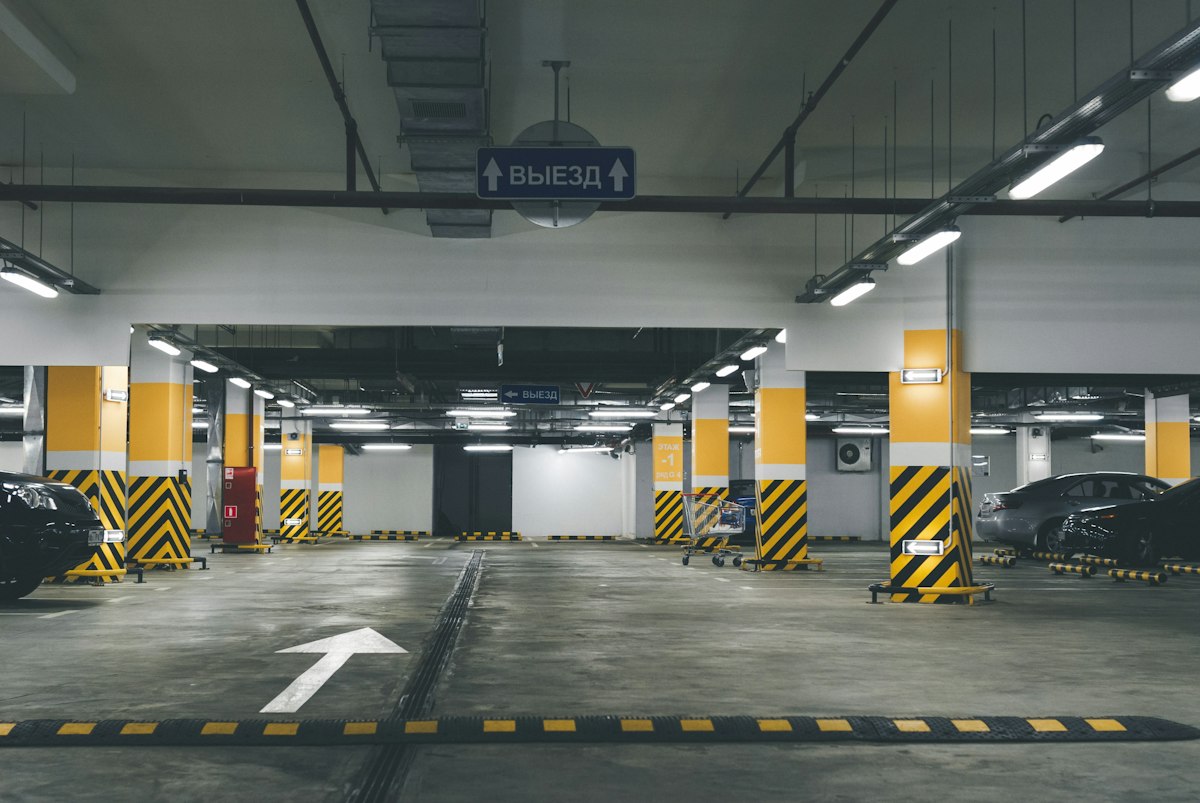 Plaza de estacionamiento abierta al aire libre