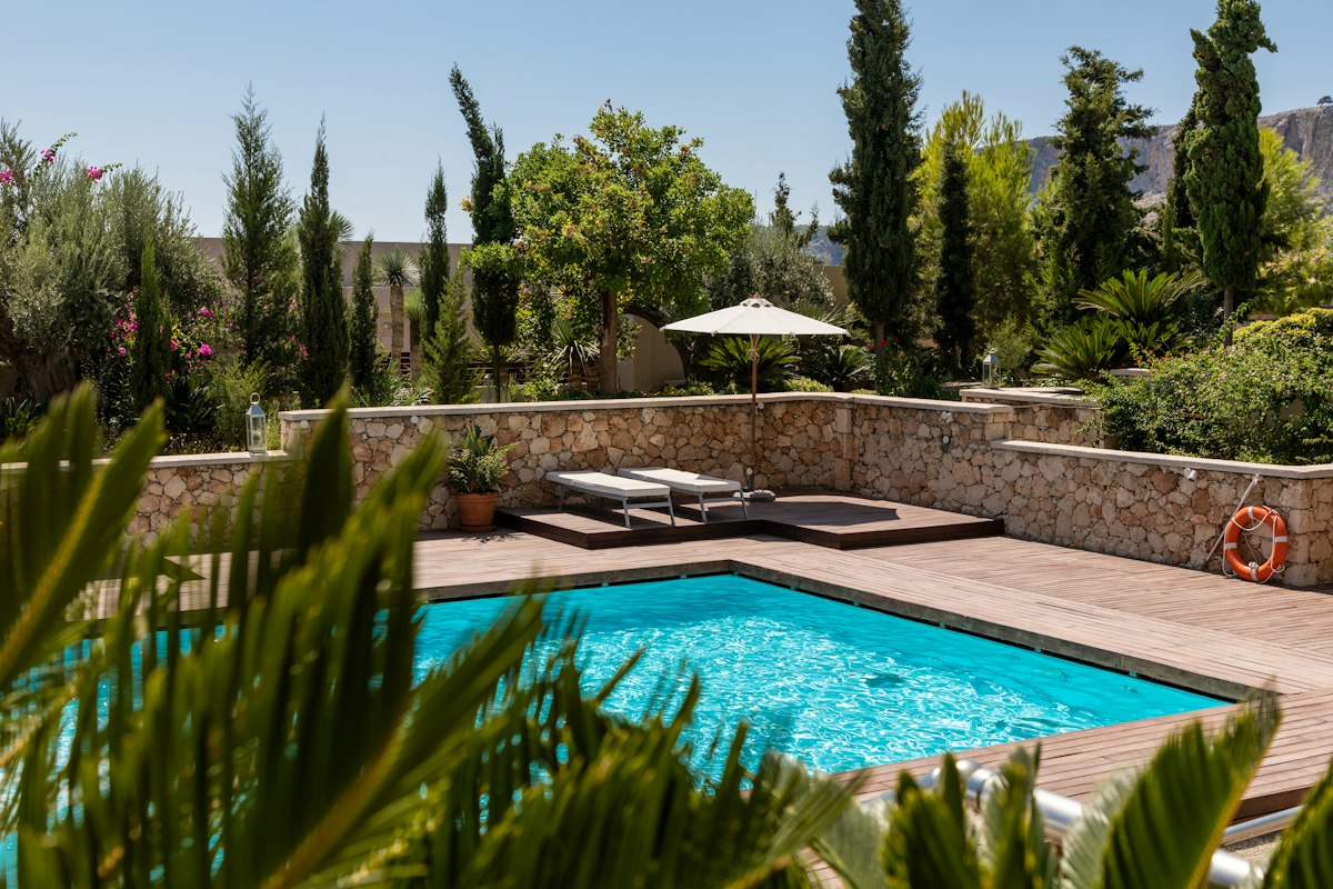 Piscina de diseño con solárium